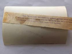 EFSANE MÜZİK GRUBU BEYAZ KELEBEKLER'İN NADİR BİR ORİJİNAL FOTOĞRAFI, 18 x 12 cm EBADINDA, SİYAH & BEYAZ - BEYAZ KELEBEKLER'İN ADAPAZARI KAZASI SONRASINDA CENAZE TÖRENLERİNDE BİR KADININ BAYGINLIK GEÇİRİP KOLLARDA TAŞINDIĞI HÜZÜNLÜ ANLARDAN BİR KARE, 1970