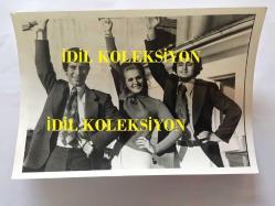 EFSANE MÜZİK GRUBU BEYAZ KELEBEKLER'İN ÇOK NADİR BİR ORİJİNAL FOTOĞRAFI ve ÜLKÜ ÜST'ÜN ''DİŞİ KELEBEK ÜLKÜ ÜST, BEYAZ KELEBEKLERİ BÖLDÜ'' BAŞLIKLI HABERİN YAZILDIĞI SAYFA, İKİSİ BİRLİKTE SET OLARAK - FOTOĞRAF 17 x 12 ve SAYFA 23 x 20 cm EBADINDA, SİYAH & BEYAZ - BEYAZ KELEBEKLER'İN SOLİSTİ ÜLKÜ ÜST YENİ MÜZİK GRUBU KURARKEN RIDVAN BAYKUŞ ve İRFAN KAYRAL İLE BİRLİKTE ''ÜLKÜ VE KELEBEKLER TOPLULUĞU''NA BAŞLARKEN VERDİKLERİ SELAMLAMA POZU, 1970'LER