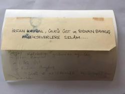 EFSANE MÜZİK GRUBU BEYAZ KELEBEKLER'İN ÇOK NADİR BİR ORİJİNAL FOTOĞRAFI ve ÜLKÜ ÜST'ÜN ''DİŞİ KELEBEK ÜLKÜ ÜST, BEYAZ KELEBEKLERİ BÖLDÜ'' BAŞLIKLI HABERİN YAZILDIĞI SAYFA, İKİSİ BİRLİKTE SET OLARAK - FOTOĞRAF 17 x 12 ve SAYFA 23 x 20 cm EBADINDA, SİYAH & BEYAZ - BEYAZ KELEBEKLER'İN SOLİSTİ ÜLKÜ ÜST YENİ MÜZİK GRUBU KURARKEN RIDVAN BAYKUŞ ve İRFAN KAYRAL İLE BİRLİKTE ''ÜLKÜ VE KELEBEKLER TOPLULUĞU''NA BAŞLARKEN VERDİKLERİ SELAMLAMA POZU, 1970'LER