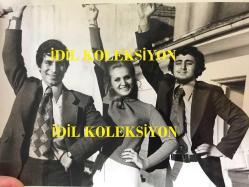 EFSANE MÜZİK GRUBU BEYAZ KELEBEKLER'İN ÇOK NADİR BİR ORİJİNAL FOTOĞRAFI ve ÜLKÜ ÜST'ÜN ''DİŞİ KELEBEK ÜLKÜ ÜST, BEYAZ KELEBEKLERİ BÖLDÜ'' BAŞLIKLI HABERİN YAZILDIĞI SAYFA, İKİSİ BİRLİKTE SET OLARAK - FOTOĞRAF 17 x 12 ve SAYFA 23 x 20 cm EBADINDA, SİYAH & BEYAZ - BEYAZ KELEBEKLER'İN SOLİSTİ ÜLKÜ ÜST YENİ MÜZİK GRUBU KURARKEN RIDVAN BAYKUŞ ve İRFAN KAYRAL İLE BİRLİKTE ''ÜLKÜ VE KELEBEKLER TOPLULUĞU''NA BAŞLARKEN VERDİKLERİ SELAMLAMA POZU, 1970'LER