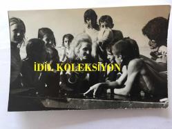 EFSANE MÜZİK GRUBU BEYAZ KELEBEKLER'İN ÇOK NADİR 3'LÜ ORİJİNAL FOTOĞRAF SETİ, 18 x 12 ve 14 x 9 cm EBADINDA, SİYAH & BEYAZ - BEYAZ KELEBEKLER'İN SOLİSTİ ÜLKÜ ÜST İLK DEFA DENİZE GİRERKEN ÇEKİLMİŞ 3 ÖZEL KARE, ÜLKÜ ÜST KUMSALDA ÇOCUKLARLA VAKİT GEÇİRİRKEN, 1970'LER