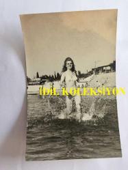 EFSANE MÜZİK GRUBU BEYAZ KELEBEKLER'İN ÇOK NADİR 3'LÜ ORİJİNAL FOTOĞRAF SETİ, 18 x 12 ve 14 x 9 cm EBADINDA, SİYAH & BEYAZ - BEYAZ KELEBEKLER'İN SOLİSTİ ÜLKÜ ÜST İLK DEFA DENİZE GİRERKEN ÇEKİLMİŞ 3 ÖZEL KARE, ÜLKÜ ÜST KUMSALDA ÇOCUKLARLA VAKİT GEÇİRİRKEN, 1970'LER