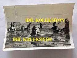EFSANE MÜZİK GRUBU BEYAZ KELEBEKLER'İN ÇOK NADİR 3'LÜ ORİJİNAL FOTOĞRAF SETİ, 18 x 12 ve 14 x 9 cm EBADINDA, SİYAH & BEYAZ - BEYAZ KELEBEKLER'İN SOLİSTİ ÜLKÜ ÜST İLK DEFA DENİZE GİRERKEN ÇEKİLMİŞ 3 ÖZEL KARE, ÜLKÜ ÜST KUMSALDA ÇOCUKLARLA VAKİT GEÇİRİRKEN, 1970'LER