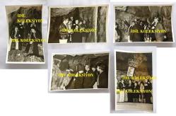 EFSANE MÜZİK GRUBU BEYAZ KELEBEKLER'İN ÇOK NADİR 5'Lİ ORİJİNAL FOTOĞRAF SETİ, 14 x 9 cm EBADINDA, SİYAH & BEYAZ - BEYAZ KELEBEKLER'İN KAZADA KAYBETTİKLERİ ARKADAŞLARI İÇİN TARSUS'TA ESHAB-I KEHF MAĞARASINDA DUA EDİP MUM YAKARLARKEN VE HACCA GİTME KARARI ALIRKEN ÇEKİLEN 5 FARKLI KARE, SEVİL ÖZYURT, TURGUT AKYÜZ, ERCÜMENT ATEŞ, ENDER AKACAN, İRFAN KAYRAL, 1970'LER
