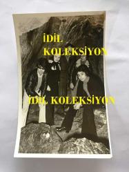 EFSANE MÜZİK GRUBU BEYAZ KELEBEKLER'İN ÇOK NADİR 5'Lİ ORİJİNAL FOTOĞRAF SETİ, 14 x 9 cm EBADINDA, SİYAH & BEYAZ - BEYAZ KELEBEKLER'İN KAZADA KAYBETTİKLERİ ARKADAŞLARI İÇİN TARSUS'TA ESHAB-I KEHF MAĞARASINDA DUA EDİP MUM YAKARLARKEN VE HACCA GİTME KARARI ALIRKEN ÇEKİLEN 5 FARKLI KARE, SEVİL ÖZYURT, TURGUT AKYÜZ, ERCÜMENT ATEŞ, ENDER AKACAN, İRFAN KAYRAL, 1970'LER