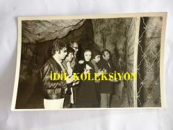 EFSANE MÜZİK GRUBU BEYAZ KELEBEKLER'İN ÇOK NADİR 5'Lİ ORİJİNAL FOTOĞRAF SETİ, 14 x 9 cm EBADINDA, SİYAH & BEYAZ - BEYAZ KELEBEKLER'İN KAZADA KAYBETTİKLERİ ARKADAŞLARI İÇİN TARSUS'TA ESHAB-I KEHF MAĞARASINDA DUA EDİP MUM YAKARLARKEN VE HACCA GİTME KARARI ALIRKEN ÇEKİLEN 5 FARKLI KARE, SEVİL ÖZYURT, TURGUT AKYÜZ, ERCÜMENT ATEŞ, ENDER AKACAN, İRFAN KAYRAL, 1970'LER