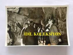 EFSANE MÜZİK GRUBU BEYAZ KELEBEKLER'İN ÇOK NADİR 5'Lİ ORİJİNAL FOTOĞRAF SETİ, 14 x 9 cm EBADINDA, SİYAH & BEYAZ - BEYAZ KELEBEKLER'İN KAZADA KAYBETTİKLERİ ARKADAŞLARI İÇİN TARSUS'TA ESHAB-I KEHF MAĞARASINDA DUA EDİP MUM YAKARLARKEN VE HACCA GİTME KARARI ALIRKEN ÇEKİLEN 5 FARKLI KARE, SEVİL ÖZYURT, TURGUT AKYÜZ, ERCÜMENT ATEŞ, ENDER AKACAN, İRFAN KAYRAL, 1970'LER
