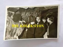 EFSANE MÜZİK GRUBU BEYAZ KELEBEKLER'İN ÇOK NADİR 5'Lİ ORİJİNAL FOTOĞRAF SETİ, 14 x 9 cm EBADINDA, SİYAH & BEYAZ - BEYAZ KELEBEKLER'İN KAZADA KAYBETTİKLERİ ARKADAŞLARI İÇİN TARSUS'TA ESHAB-I KEHF MAĞARASINDA DUA EDİP MUM YAKARLARKEN VE HACCA GİTME KARARI ALIRKEN ÇEKİLEN 5 FARKLI KARE, SEVİL ÖZYURT, TURGUT AKYÜZ, ERCÜMENT ATEŞ, ENDER AKACAN, İRFAN KAYRAL, 1970'LER