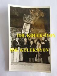 EFSANE MÜZİK GRUBU BEYAZ KELEBEKLER'İN ÇOK NADİR 5'Lİ ORİJİNAL FOTOĞRAF SETİ, 14 x 9 cm EBADINDA, SİYAH & BEYAZ - BEYAZ KELEBEKLER'İN KAZADA KAYBETTİKLERİ ARKADAŞLARI İÇİN TARSUS'TA ESHAB-I KEHF MAĞARASINDA DUA EDİP MUM YAKARLARKEN VE HACCA GİTME KARARI ALIRKEN ÇEKİLEN 5 FARKLI KARE, SEVİL ÖZYURT, TURGUT AKYÜZ, ERCÜMENT ATEŞ, ENDER AKACAN, İRFAN KAYRAL, 1970'LER