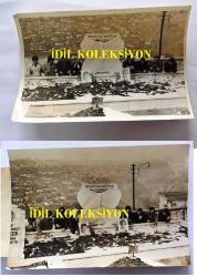 EFSANE MÜZİK GRUBU BEYAZ KELEBEKLER'İN ÇOK NADİR 2'Lİ ORİJİNAL FOTOĞRAF SETİ, 18 x 12 cm EBADINDA, SİYAH & BEYAZ - BEYAZ KELEBEKLER'İN KAZADA KAYBETTİKLERİ ARKADAŞLARI'NI MEZARLARI BAŞINDA TOPLUCA ZİYARET ETTİKLERİ DUYGUSAL ANLARDAN 2 KARE, 19 OCAK 1972 - KÜTAHYALILAR DERNEĞİ İLE BİRLİKTE YAPTIRDIKLARI KABRİN BAŞINDA, ÜLKÜ ÜST, TURGUT AKYÜZ, ERCÜMENT ATEŞ, RIDVAN BAYMUŞ, İRFAN KAYRAL, ENDER AKACAN VE BÜLENT ORTAÇ DUA EDERKEN