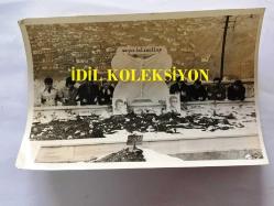 EFSANE MÜZİK GRUBU BEYAZ KELEBEKLER'İN ÇOK NADİR 2'Lİ ORİJİNAL FOTOĞRAF SETİ, 18 x 12 cm EBADINDA, SİYAH & BEYAZ - BEYAZ KELEBEKLER'İN KAZADA KAYBETTİKLERİ ARKADAŞLARI'NI MEZARLARI BAŞINDA TOPLUCA ZİYARET ETTİKLERİ DUYGUSAL ANLARDAN 2 KARE, 19 OCAK 1972 - KÜTAHYALILAR DERNEĞİ İLE BİRLİKTE YAPTIRDIKLARI KABRİN BAŞINDA, ÜLKÜ ÜST, TURGUT AKYÜZ, ERCÜMENT ATEŞ, RIDVAN BAYMUŞ, İRFAN KAYRAL, ENDER AKACAN VE BÜLENT ORTAÇ DUA EDERKEN