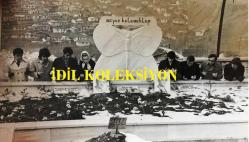 EFSANE MÜZİK GRUBU BEYAZ KELEBEKLER'İN ÇOK NADİR 2'Lİ ORİJİNAL FOTOĞRAF SETİ, 18 x 12 cm EBADINDA, SİYAH & BEYAZ - BEYAZ KELEBEKLER'İN KAZADA KAYBETTİKLERİ ARKADAŞLARI'NI MEZARLARI BAŞINDA TOPLUCA ZİYARET ETTİKLERİ DUYGUSAL ANLARDAN 2 KARE, 19 OCAK 1972 - KÜTAHYALILAR DERNEĞİ İLE BİRLİKTE YAPTIRDIKLARI KABRİN BAŞINDA, ÜLKÜ ÜST, TURGUT AKYÜZ, ERCÜMENT ATEŞ, RIDVAN BAYMUŞ, İRFAN KAYRAL, ENDER AKACAN VE BÜLENT ORTAÇ DUA EDERKEN
