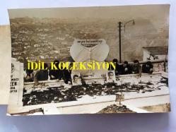 EFSANE MÜZİK GRUBU BEYAZ KELEBEKLER'İN ÇOK NADİR 2'Lİ ORİJİNAL FOTOĞRAF SETİ, 18 x 12 cm EBADINDA, SİYAH & BEYAZ - BEYAZ KELEBEKLER'İN KAZADA KAYBETTİKLERİ ARKADAŞLARI'NI MEZARLARI BAŞINDA TOPLUCA ZİYARET ETTİKLERİ DUYGUSAL ANLARDAN 2 KARE, 19 OCAK 1972 - KÜTAHYALILAR DERNEĞİ İLE BİRLİKTE YAPTIRDIKLARI KABRİN BAŞINDA, ÜLKÜ ÜST, TURGUT AKYÜZ, ERCÜMENT ATEŞ, RIDVAN BAYMUŞ, İRFAN KAYRAL, ENDER AKACAN VE BÜLENT ORTAÇ DUA EDERKEN