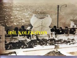 EFSANE MÜZİK GRUBU BEYAZ KELEBEKLER'İN ÇOK NADİR 2'Lİ ORİJİNAL FOTOĞRAF SETİ, 18 x 12 cm EBADINDA, SİYAH & BEYAZ - BEYAZ KELEBEKLER'İN KAZADA KAYBETTİKLERİ ARKADAŞLARI'NI MEZARLARI BAŞINDA TOPLUCA ZİYARET ETTİKLERİ DUYGUSAL ANLARDAN 2 KARE, 19 OCAK 1972 - KÜTAHYALILAR DERNEĞİ İLE BİRLİKTE YAPTIRDIKLARI KABRİN BAŞINDA, ÜLKÜ ÜST, TURGUT AKYÜZ, ERCÜMENT ATEŞ, RIDVAN BAYMUŞ, İRFAN KAYRAL, ENDER AKACAN VE BÜLENT ORTAÇ DUA EDERKEN