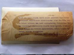 EFSANE MÜZİK GRUBU BEYAZ KELEBEKLER'İN ÇOK NADİR 2'Lİ ORİJİNAL FOTOĞRAF SETİ, 18 x 12 cm EBADINDA, SİYAH & BEYAZ - BEYAZ KELEBEKLER'İN KAZADA KAYBETTİKLERİ ARKADAŞLARI'NI MEZARLARI BAŞINDA TOPLUCA ZİYARET ETTİKLERİ DUYGUSAL ANLARDAN 2 KARE, 19 OCAK 1972 - KÜTAHYALILAR DERNEĞİ İLE BİRLİKTE YAPTIRDIKLARI KABRİN BAŞINDA, ÜLKÜ ÜST, TURGUT AKYÜZ, ERCÜMENT ATEŞ, RIDVAN BAYMUŞ, İRFAN KAYRAL, ENDER AKACAN VE BÜLENT ORTAÇ DUA EDERKEN