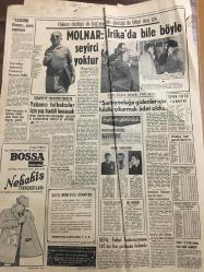 HÜRRİYET GAZETESİ 26 ARALIK 1967 YIL : 20 SAYI :7064 -Rum askeri hala silahtan  tecrit  edilmedi --Polis ,Vural ın izini bulamadı --Fıstık tüccarını öldüren çocuk babama bu iş için 30 bin lira verdiler dedi ---Amerika da korkunç bir sabotaj  şebekesi yakalandı--Markların trende  bozduran 236 işçi 4,5 milyon lira aldı --ldı ---Tipiye tutulan beş köylü donarak öldü --Karlı bir gecede parkta sevgilisini öldüren gence ,30 yıl hapis  verildi ---Amerika da Noel tatilinin iki gününde 486 kişi trafik kazasına kurban gitti--Molnar :Afrika da bile böyle  seyirci yoktur --Yabancı futbolcular için yaş haddi konacak --Şampiyonluğa gidenler için hadise çıkarmak adet oldu --UEFA Futbol Federasyonuna 145 bin lira yardımda  bulundu --Voyvodina Antrenörü Göztepe yi formsuz buldu ---Baraj sayesinde medeniyete kavuştular --