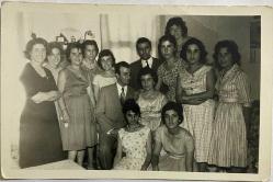 SALONDA OTURUP POZ VEREN GENİŞ AİLE FOTOĞRAFI, REŞADİYE, 1960, ORİJİNAL SİYAH & BEYAZ, 14x9cm EBADINDA - 1940'LAR, 1950'LER, 1960'LAR ve 1970'LER TÜRKİYE'SİNDEN NOSTALJİK DOĞUM GÜNÜ HEDİYESİ