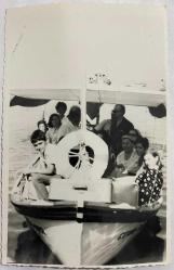 SANDALA BİNİP DENİZDE GEZİNTİYE ÇIKAN GENİŞ AİLE FOTOĞRAFI, 13.07.1970, ERDEK, ORİJİNAL SİYAH & BEYAZ, 14x9cm EBADINDA - 1940'LAR, 1950'LER, 1960'LAR ve 1970'LER TÜRKİYE'SİNDEN NOSTALJİK DOĞUM GÜNÜ HEDİYESİ