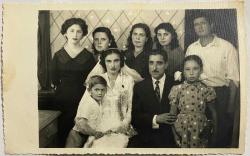 GELİN VE DAMATLA POZ VEREN GENİŞ AİLE FOTOĞRAFI, 01.07.1957, ORİJİNAL SİYAH & BEYAZ, 14x9cm EBADINDA - 1940'LAR, 1950'LER, 1960'LAR ve 1970'LER TÜRKİYE'SİNDEN NOSTALJİK DOĞUM GÜNÜ HEDİYESİ