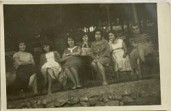 ÇAMLICA TEPESİNDE SANDALYEDE OTURAN KADIN GRUBU VE ERKEK  FOTOĞRAFI, 1959, ÇAMLICA,  ORİJİNAL SİYAH & BEYAZ, 14x9cm EBADINDA - 1940'LAR, 1950'LER, 1960'LAR ve 1970'LER TÜRKİYE'SİNDEN NOSTALJİK DOĞUM GÜNÜ HEDİYESİ