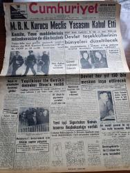 Cumhuriyet Gazetesi - 8 Aralık 1960 - Milli Birlik Komitesi Kurucu Meclis Yasasını Kabul Etti - Devlet Teşekküllerinin Bünyeleri Düzeltilecek - Yüksek Adalet Divanı Başkanı Salim Başol Ve Arkadaşları Tiyatroya Gittiler - Yeşilhisar ile Geyikli Dosyaları Divan'a verildi - SEKA İşletmesi Genel Müdürü Enver Atafırat Ve Arkadaşları Dünkü Duruşmalarında - Adnan Menderes'i Karşılamak İçin SEKA'da Yapılan Yolsuzluk - 191 Düşük'ün Gayrimeşru Servetleri 75,827,404 Lira - 10. Köy Yazan Fakir Baykurt Yazı Dizisi - 1860 Yılında İstanbul Yazan Haluk Y. Şehsuvaroğlu - Fransız Ordusunun İkiye Bölünmesi Tehlikesi Belirdi - Burhan Felek Köşe Yazısı - Patti Çizgi Roman - Resimli Roman Başkasının Günahı Çizen Yves Sayol Yazı Dizisi - Bay Oscar Karikatür - Profesör Nümbüs'ün Maceraları Çizgi Roman - Tunus Spor Festivaline Genç Takımımız  Katılacak -  Galatasaray Dün Gidemedi Bugün Hareket Ediyor - Sporda Eksiğimiz Doktor