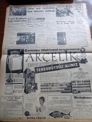 Cumhuriyet Gazetesi - 8 Aralık 1960 - Milli Birlik Komitesi Kurucu Meclis Yasasını Kabul Etti - Devlet Teşekküllerinin Bünyeleri Düzeltilecek - Yüksek Adalet Divanı Başkanı Salim Başol Ve Arkadaşları Tiyatroya Gittiler - Yeşilhisar ile Geyikli Dosyaları Divan'a verildi - SEKA İşletmesi Genel Müdürü Enver Atafırat Ve Arkadaşları Dünkü Duruşmalarında - Adnan Menderes'i Karşılamak İçin SEKA'da Yapılan Yolsuzluk - 191 Düşük'ün Gayrimeşru Servetleri 75,827,404 Lira - 10. Köy Yazan Fakir Baykurt Yazı Dizisi - 1860 Yılında İstanbul Yazan Haluk Y. Şehsuvaroğlu - Fransız Ordusunun İkiye Bölünmesi Tehlikesi Belirdi - Burhan Felek Köşe Yazısı - Patti Çizgi Roman - Resimli Roman Başkasının Günahı Çizen Yves Sayol Yazı Dizisi - Bay Oscar Karikatür - Profesör Nümbüs'ün Maceraları Çizgi Roman - Tunus Spor Festivaline Genç Takımımız  Katılacak -  Galatasaray Dün Gidemedi Bugün Hareket Ediyor - Sporda Eksiğimiz Doktor