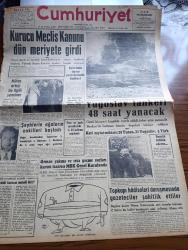 Cumhuriyet Gazetesi - 17 Aralık 1960 - Kurucu Meclis Kanunu Dün Meriyete Girdi - Nüfus Artışı İle İlgili Seminer - Şeyhlerle Ağaların Nakilleri Başladı - Yugoslav Peter Zaroviç Tankeri 48 Saat Yanacak - Topkapı Hadiseleri Duruşmasında Gazeteciler Şahitlik Ettiler -  Ege Üniversitesi Öğrencileri De Cezayir Olaylarını Protesto Ettiler - Orman Yakma Ve Irza Geçme Suçları Kanun Tasarısı Milli Birlik Komitesi Genel Kurulunda - 10. Köy Yazan Fakir Baykurt Yazı Dizisi - Atatürk'ün Akaretlerde Oturduğu Ev - İsrail'de Nükleer Bomba Yapacak Duruma Gelmiş - Apikoğlu Sucuk - Ünlü Opera Sanatçısı Maria Callas fotoğraf - 1959 1960 Yunus Nadi Armağanı Dil Davamız İkinci Büyük Atılım Yazan Cemal Gürlek - 1958 Dünya Kupasını Kazanan Takım Brezilya Fotoğraf - Gündüz Kılıç'ın Unutamadığı An - Jeppson'a Göre En İyi 10 Takım - Atletico Madrid Garincha'ya 1,5 Milyon Veriyor - Fenerbahçe Feriköy Maçı - Galatasaray Kasımpaşa Maçı