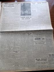 Cumhuriyet Gazetesi - 17 Aralık 1960 - Kurucu Meclis Kanunu Dün Meriyete Girdi - Nüfus Artışı İle İlgili Seminer - Şeyhlerle Ağaların Nakilleri Başladı - Yugoslav Peter Zaroviç Tankeri 48 Saat Yanacak - Topkapı Hadiseleri Duruşmasında Gazeteciler Şahitlik Ettiler -  Ege Üniversitesi Öğrencileri De Cezayir Olaylarını Protesto Ettiler - Orman Yakma Ve Irza Geçme Suçları Kanun Tasarısı Milli Birlik Komitesi Genel Kurulunda - 10. Köy Yazan Fakir Baykurt Yazı Dizisi - Atatürk'ün Akaretlerde Oturduğu Ev - İsrail'de Nükleer Bomba Yapacak Duruma Gelmiş - Apikoğlu Sucuk - Ünlü Opera Sanatçısı Maria Callas fotoğraf - 1959 1960 Yunus Nadi Armağanı Dil Davamız İkinci Büyük Atılım Yazan Cemal Gürlek - 1958 Dünya Kupasını Kazanan Takım Brezilya Fotoğraf - Gündüz Kılıç'ın Unutamadığı An - Jeppson'a Göre En İyi 10 Takım - Atletico Madrid Garincha'ya 1,5 Milyon Veriyor - Fenerbahçe Feriköy Maçı - Galatasaray Kasımpaşa Maçı