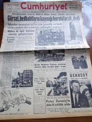 Cumhuriyet Gazetesi - 21 Aralık 1960 - Cemal Gürsel Bedbahtların Kaynağı Kurutulacak Dedi - İskenderun'da Atatürk'ün Heykeline Tecavüz Hadisesi Yurtta Nefretle Karşılandı - Karanlıktan İlk Aydınlık Haberler Yazan Nadir Nadi Köşe Yazısı - Berrin Menderes Topkapı Olaylarını İsmet İnönü'ye Daha Önceden Haber Vermiş - Barbara Davasında Refik Koraltan Ve Hasan Polatkan'ın Mahkum Oldukları Anlaşıldı - 10. Köy Yazan Fakir Baykurt Yazı Dizisi - Amerika'nın En Genç Cumhurbaşkanı Kennedy Hayatı Macera Ve Mücadeleleri Yazan James MacGregor Yazı Dizisi - Amerika İsrail'in Atom'u Gizli Amaçla Kullandığını İleri Sürüyor - Charlie Chaplin Rusya'ya Gidecek - Gina Lolllobrigida'nın Meşhur Sadakati Bir Dansta Yıkılıp Gitti - Resimli Roman Başkasının Günahı Çizen Yves Sayol Yazı Dizisi - Ordu Futbol Takımı Dün Ankara'da Kampa Girdi - Fenerbahçe İdare Heyeti Dün Toptan İstifa Etti- Bekir Silahçılar'a Göre Sporumuzda Reform Şart - Garbis Zaharyan Boks Hayatını Galibiyetle Kapadı -  Acaridman Şampiyon