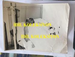 EFSANE MÜZİK GRUBU BEYAZ KELEBEKLER'İN ÇOK NADİR BİR ORİJİNAL FOTOĞRAFI, 24 x 18 cm EBADINDA, SİYAH & BEYAZ - BEYAZ KELEBEKLER'İN ADAPAZARI KAZASI SONRASI HASTANEDE TEDAVİ SÜRECİNDE ÇEKİLMİŞ BÜYÜK BOY BİR FOTOĞRAF, 1970