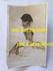 EFSANE MÜZİK GRUBU BEYAZ KELEBEKLER'İN ÇOK NADİR BİR ORİJİNAL FOTOĞRAFI, 18 x 12 cm EBADINDA, SİYAH & BEYAZ - BEYAZ KELEBEKLER'İN KAZADA YAŞAMINI YİTİREN ÜYESİ BEHZAT KUTLUBAĞ'IN KAZA ÖNCESİNDE HASTANEDE TEDAVİ EDİLDİĞİ VE DOKTOR MUAYENESİ GÖRDÜĞÜ BİR DÖNEMDEN KARE, 1960'LAR