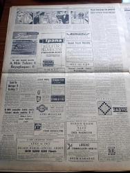 Cumhuriyet Gazetesi - 26 Ekim 1960 - Patrik Athenagoras Ekrem Alican Turan Güneş Ve Emekli Bir General Dün Sanıkları İtham Ettiler - Patrik Athenagoras Tercümanları İle Tanık Kürsüsünde Fotoğraf - 6 7 Eylül Davası Son Safhaya Girdi - Milli Birlik Komitesinin Üyeleri Emekliye Ayrılıyor - Yassıada İntibaları Yazan Cevat Fehmi Başkut ve Yaşar Kemal - Davalar Bakılış Sırasına Göre 14 Kısma Ayrıldı - Karamanlis Adnan Menderes'i İkaz Etmiş - İsviçreli Hukukçu R. Nickolett Salim Başol'a Hayran - İnkılap Ve Mahkemeler Alman Televizyonunda - Bebek Davası - Sabah Şarkısı Yazan Taylor Caldwell Yazı Dizisi - Çocuk Mahkemesi Kurulması Yolunda Çalışmalar - Burhan Felek Köşe Yazısı - 500 Yıl Sonra Dünyamıza Sığmayacağız - A Milli Takım 4 Beyoğluspor 0 - Göztepe 3 Feriköy 1 - Edison Ampul - Nivea Krem - Terta Sinema Makinesi - Air France - Milli Birlik Komitesi Üyelerinden Muzaffer Özdağ - Irak'ta Muhtemel Bir İhtilal Görüldü - Yurdun Bazı Bölgelerinde Devlet Eczaneler Açacak - Petrol Ofis