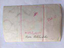 EFSANE MÜZİK GRUBU BEYAZ KELEBEKLER'İN ÇOK NADİR BİR ORİJİNAL FOTOĞRAFI, 18 x 12 cm EBADINDA, SİYAH & BEYAZ - BEYAZ KELEBEKLER'İN KAZADA YAŞAMINI YİTİREN KARDEŞLERDEN RIFAT EKE'NİN KAZA ÖNCESİNDE HASTANEDE TEDAVİ EDİLDİĞİ VE DOKTOR MUAYENESİ GÖRDÜĞÜ BİR DÖNEMDEN KARE, 1960'LAR