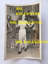 EFSANE MÜZİK GRUBU BEYAZ KELEBEKLER'İN ÇOK NADİR BİR ORİJİNAL FOTOĞRAFI, 18 x 12 cm EBADINDA, SİYAH & BEYAZ - BEYAZ KELEBEKLER'İN SOLİSTİ SEMRA İLETEN'İN SAHNEDE ŞARKI SÖYLERKEN ÇEKİLMİŞ BİR FOTOĞRAFI, 1970'LER