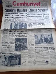 Cumhuriyet Gazetesi - 31 Ekim 1960 - Sabıkların Müsadere Edilecek Servetleri - Adnan Menderes'in 2,485,528 Liralık Servetinin % 53'ü Gayrimeşru - Ahmet Salih Korur - Hasan Polatkan - Affedilen Öğretim Üyeleri Sebep Açıklansın Diyor - Ege Üniversitesi Rektörü Profesör Mustafa Uluöz İstifa Etti - Bebek Davasına Bugün Başlanıyor - Bebek Davasında Dinlenecek Olan Ayhan Aydan İstanbul'a Geldi - Ankara Üniversitesi Rektörü Suut Kemal Yetkin Nasıl İstifa Etti - Sabah Şarkıları Yazan Taylor Caldwell Yazı Dizisi -  Cumhuriyet Amerikan Seçimlerinde Yazan Doğan Nadi Köşe Yazısı - Fidel Castro Amerika'yı İtham Ediyor - Patti Çizgi Roman - Burhan Felek Köşe - Resimli Roman Başkasının Günahı Çizen Yves Sayol - Karakucak Birinciliği Bitti Amasya Bölgesi Türkiye Şampiyonu - Boks Şampiyonası Yapılacaktır - Vefa İle PTT Golsüz Berabere Kaldı - Spor Toto Tahmin - Beşiktaş 0 Feriköy 0 -  Ford - Eyüpspor 3 Beylerbeyi 1