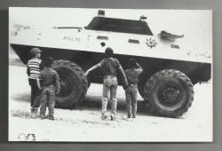 Efemera - 1970'LER POLİS PANZERİ VE ÇOCUKLAR FOTOĞRAFI... - kitantik - kitaLog