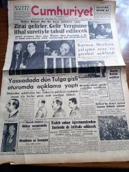 Cumhuriyet Gazetesi - 4 Kasım 1960 - Maliye Bakanı Ekrem Alican Dün Bir Basın Toplantısı Yaptı - Vali Refik Tulga Dünkü Oturumda Şahitlik Ederken Fotoğraf - Celal Bayar Kulaklıkla Duruşmayı Dinlerken Fotoğraf - Yassıada İntibaları Yazan Yaşar Kemal ve Cahit Tanyol - Bugün İstanbul Üniversitesi Ve Teknik Üniversitede Rektörlük Seçimleri Yapılacak - Bolkar''da İkinci Petrol Kuyusu İstihsale Açılıyor - Sabah Şarkısı Yazan Taylor Caldwell Yazı Dizisi - Cumhuriyet Amerikan Seçimlerinde Yazan Doğan Nadi Köşe Yazısı - Belediye Saraçhanebaşında Yeni Bir Çocuk Bahçesi Yaptıracak - Birleşik Amerika'da Zenciler Beyazlardan Daha Fazla Artıyor - Küba Uçakları Keşif Uçuşları Yapıyor - Sophia Loren Son Çevirdiği Filmde Üç Kere Bayıldı - Resimli Roman Başkasının Günahı Çizen Yves Sayol Yazı Dizisi - Beklediğimiz Antrenör Marton Bukovi Kimdir - Rostov Futbol Takımının Bugün Gelmesi Bekleniyor - İtalya'nın Emektar Diskçisi Consolini Sporu Bıraktı - Feriköy Beşiktaş İle Hususi Maç Yapacak - Rheinmetall