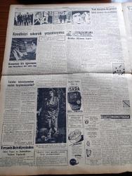 Cumhuriyet Gazetesi - 4 Kasım 1960 - Maliye Bakanı Ekrem Alican Dün Bir Basın Toplantısı Yaptı - Vali Refik Tulga Dünkü Oturumda Şahitlik Ederken Fotoğraf - Celal Bayar Kulaklıkla Duruşmayı Dinlerken Fotoğraf - Yassıada İntibaları Yazan Yaşar Kemal ve Cahit Tanyol - Bugün İstanbul Üniversitesi Ve Teknik Üniversitede Rektörlük Seçimleri Yapılacak - Bolkar''da İkinci Petrol Kuyusu İstihsale Açılıyor - Sabah Şarkısı Yazan Taylor Caldwell Yazı Dizisi - Cumhuriyet Amerikan Seçimlerinde Yazan Doğan Nadi Köşe Yazısı - Belediye Saraçhanebaşında Yeni Bir Çocuk Bahçesi Yaptıracak - Birleşik Amerika'da Zenciler Beyazlardan Daha Fazla Artıyor - Küba Uçakları Keşif Uçuşları Yapıyor - Sophia Loren Son Çevirdiği Filmde Üç Kere Bayıldı - Resimli Roman Başkasının Günahı Çizen Yves Sayol Yazı Dizisi - Beklediğimiz Antrenör Marton Bukovi Kimdir - Rostov Futbol Takımının Bugün Gelmesi Bekleniyor - İtalya'nın Emektar Diskçisi Consolini Sporu Bıraktı - Feriköy Beşiktaş İle Hususi Maç Yapacak - Rheinmetall