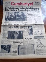 Cumhuriyet Gazetesi - 5 Kasım 1960 - Hasan Polatkan'ın Yolsuzluk Davasına Dün Sabah Başlandı - Hasan Polatkan Ve Vinileks Şirketi Ortakları Bütün İddiaları Reddettiler - Vinileks Yolsuzluğu Sanıkları Yassıada'daki Dünkü Duruşma Sırasında Sanık Mahallinde Fotoğraf - Yassıada İntibaları Yazan Yaşar Kemal - Yassıada'yı İdare Edenler Yassıada Kumandanı Yarbay Tarık Güryay - Türkiye Nike Füze Taburu Amerika'da Başarılı Atışlar Yaptı Ve Döndü - Rusya'da Hükümet Darbesi Söylentileri - Sabah Şarkısı Yazan Taylor Caldwell Yazı Dizisi - Amerikan Seçimlerini Kim Kazanacak - Fransız Müslüman Mebusların Teklifi De Gaulle Derhal Cezayir İle Müzakerelere Girişmelidir - At Yarışlarını Belediyeler Tertip Edecek - Milli Birlik Üyesi Kurmay Albay Alparslan Türkeş Bir Konferans Verdi - Başkasının Günahı Çizen Yves Sayol - İstanbul Ankara Radyosu Programı - Yelkende Büyük Temaslar Yunan Veliahtı Constantin Geliyor - Her Şeye Rağmen Dev Basketbol Maçı Fenerbahçe Galatasaray - Şeref Görkey Beşiktaş'a Menajer - İdil Koleksiyon