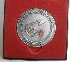 TÜRK HAVA KUVVETLERİ 2 NCİ ANA JET ÜS UÇŞ. EĞT. MRK. K.LIĞI İZMİR ÇİĞLİ 1999 MADALYON ORJİNAL KUTUSUNDA