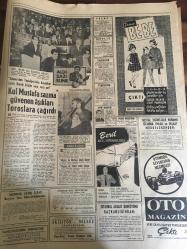 HÜRRİYET GAZETESİ 9 KASIM 1967 YIL :20 SAYI :7017--Bir milyon liralık kaçak saatle yakalandı --Özel yüksel okullar için CHP meclis  araştırması  isteyecek --Samsun sular altında  kaldı ---Nişanlısını öldürmek için Samsun dan gelen  kız Kadıköy de  bulundu --Bayan Tural çocuk hasretini  öğrencileri ile gideriyor --Buzdolabı  ,radyo ,dikiş ve çamaşır  makineleri  fiyatları da indirilecek ---Sabıkalı  yankesici Ankara dan İstanbul a geldiğine  bin pişman oldu --Asfalt Osman Berber Nuh Yüzünden  Haysiyet Divanına Verildi ---Dört yaşındaki oğlunu bavul içinde  Bulgaristan dan İtalya ya  kaçırdı ---Kul Mustafa sazına güvenen aşıkları Toroslara çağırdı ---Hindistan da güreşlere  ilgi çok az --Beşiktaş endişeli ---Boluspor ,Lefter  i Trabzon maçında  oynatmak istiyor ---Feriköy ,Düzce  yi 3-0 yendi ---4 Adım kaidesi değişti --Çocuklar için yapılan oyuncaklar büyüklerin işine de yarayacak --Borazan Efe ye 45 yıl sonra  maaş bağlandı --Alaçam da sel 4 kişi öldü ---