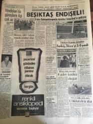 HÜRRİYET GAZETESİ 9 KASIM 1967 YIL :20 SAYI :7017--Bir milyon liralık kaçak saatle yakalandı --Özel yüksel okullar için CHP meclis  araştırması  isteyecek --Samsun sular altında  kaldı ---Nişanlısını öldürmek için Samsun dan gelen  kız Kadıköy de  bulundu --Bayan Tural çocuk hasretini  öğrencileri ile gideriyor --Buzdolabı  ,radyo ,dikiş ve çamaşır  makineleri  fiyatları da indirilecek ---Sabıkalı  yankesici Ankara dan İstanbul a geldiğine  bin pişman oldu --Asfalt Osman Berber Nuh Yüzünden  Haysiyet Divanına Verildi ---Dört yaşındaki oğlunu bavul içinde  Bulgaristan dan İtalya ya  kaçırdı ---Kul Mustafa sazına güvenen aşıkları Toroslara çağırdı ---Hindistan da güreşlere  ilgi çok az --Beşiktaş endişeli ---Boluspor ,Lefter  i Trabzon maçında  oynatmak istiyor ---Feriköy ,Düzce  yi 3-0 yendi ---4 Adım kaidesi değişti --Çocuklar için yapılan oyuncaklar büyüklerin işine de yarayacak --Borazan Efe ye 45 yıl sonra  maaş bağlandı --Alaçam da sel 4 kişi öldü ---