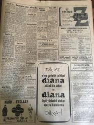 HÜRRİYET GAZETESİ 9 KASIM 1967 YIL :20 SAYI :7017--Bir milyon liralık kaçak saatle yakalandı --Özel yüksel okullar için CHP meclis  araştırması  isteyecek --Samsun sular altında  kaldı ---Nişanlısını öldürmek için Samsun dan gelen  kız Kadıköy de  bulundu --Bayan Tural çocuk hasretini  öğrencileri ile gideriyor --Buzdolabı  ,radyo ,dikiş ve çamaşır  makineleri  fiyatları da indirilecek ---Sabıkalı  yankesici Ankara dan İstanbul a geldiğine  bin pişman oldu --Asfalt Osman Berber Nuh Yüzünden  Haysiyet Divanına Verildi ---Dört yaşındaki oğlunu bavul içinde  Bulgaristan dan İtalya ya  kaçırdı ---Kul Mustafa sazına güvenen aşıkları Toroslara çağırdı ---Hindistan da güreşlere  ilgi çok az --Beşiktaş endişeli ---Boluspor ,Lefter  i Trabzon maçında  oynatmak istiyor ---Feriköy ,Düzce  yi 3-0 yendi ---4 Adım kaidesi değişti --Çocuklar için yapılan oyuncaklar büyüklerin işine de yarayacak --Borazan Efe ye 45 yıl sonra  maaş bağlandı --Alaçam da sel 4 kişi öldü ---
