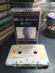 MELİH CEVDET ANDAY - TANIDIK DÜNYA - KENDİ SESİNDEN ŞİİRLERİYLE - KASET [kağıt ve kemik baskı]