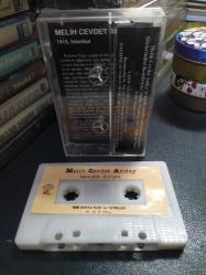 MELİH CEVDET ANDAY - TANIDIK DÜNYA - KENDİ SESİNDEN ŞİİRLERİYLE - KASET [kağıt ve kemik baskı]