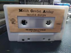 MELİH CEVDET ANDAY - TANIDIK DÜNYA - KENDİ SESİNDEN ŞİİRLERİYLE - KASET [kağıt ve kemik baskı]