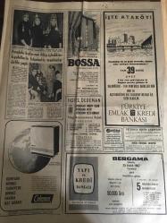 HÜRRİYET GAZETESİ 22 ARALIK 1967 YIL :20 SAYI :7060---Gangster İrfan Vural üç arkadaşı ile birlikte  gardiyanı vurup kaçtı --Kış Bastırdı --Kralın 3 gün sonra Atina ya dönmesi ihtimal dahilinde ---Kalbi değiştirilen hasta 18 gün yaşadıktan sonra öldü --İranlı çingene tırnakçılarda  100 bin lira  yabancı para bulundu --95 Yıllık Darüşşafaka Üniversite  oluyor --Kara saplanan jandarma konvoyu ancak 6 ay sonra kurtarılabilecek --Bir mebus maaşlarımız azdır dedi --Komünist Çin de çarpışmalar oluyor --Castro ile arası açıldığı için ceza olarak sakalı kestirildi ---Beşiktaş ligin ilk devresini lider bitirecek --Molnar Fenerbahçe tekke değildir dedi --Ruslar Amerikalı Yüzücü Yılın Sporcusu Seçti ---Güzel bacaklı İngiliz kızları  uzun etek modasını beğenmedi --Bir kadın dondu --Rumlarla aralarında kavga çıkan 100 Barış Gücü askerinin  ifadeleri alınıyor ---Radyo Programları --Doktorlar  sıra ile Doğu da görev alacak --Bina ve arazi  vergileri artırılacak ---