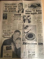 HÜRRİYET GAZETESİ 22 ARALIK 1967 YIL :20 SAYI :7060---Gangster İrfan Vural üç arkadaşı ile birlikte  gardiyanı vurup kaçtı --Kış Bastırdı --Kralın 3 gün sonra Atina ya dönmesi ihtimal dahilinde ---Kalbi değiştirilen hasta 18 gün yaşadıktan sonra öldü --İranlı çingene tırnakçılarda  100 bin lira  yabancı para bulundu --95 Yıllık Darüşşafaka Üniversite  oluyor --Kara saplanan jandarma konvoyu ancak 6 ay sonra kurtarılabilecek --Bir mebus maaşlarımız azdır dedi --Komünist Çin de çarpışmalar oluyor --Castro ile arası açıldığı için ceza olarak sakalı kestirildi ---Beşiktaş ligin ilk devresini lider bitirecek --Molnar Fenerbahçe tekke değildir dedi --Ruslar Amerikalı Yüzücü Yılın Sporcusu Seçti ---Güzel bacaklı İngiliz kızları  uzun etek modasını beğenmedi --Bir kadın dondu --Rumlarla aralarında kavga çıkan 100 Barış Gücü askerinin  ifadeleri alınıyor ---Radyo Programları --Doktorlar  sıra ile Doğu da görev alacak --Bina ve arazi  vergileri artırılacak ---