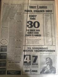HÜRRİYET GAZETESİ 22 ARALIK 1967 YIL :20 SAYI :7060---Gangster İrfan Vural üç arkadaşı ile birlikte  gardiyanı vurup kaçtı --Kış Bastırdı --Kralın 3 gün sonra Atina ya dönmesi ihtimal dahilinde ---Kalbi değiştirilen hasta 18 gün yaşadıktan sonra öldü --İranlı çingene tırnakçılarda  100 bin lira  yabancı para bulundu --95 Yıllık Darüşşafaka Üniversite  oluyor --Kara saplanan jandarma konvoyu ancak 6 ay sonra kurtarılabilecek --Bir mebus maaşlarımız azdır dedi --Komünist Çin de çarpışmalar oluyor --Castro ile arası açıldığı için ceza olarak sakalı kestirildi ---Beşiktaş ligin ilk devresini lider bitirecek --Molnar Fenerbahçe tekke değildir dedi --Ruslar Amerikalı Yüzücü Yılın Sporcusu Seçti ---Güzel bacaklı İngiliz kızları  uzun etek modasını beğenmedi --Bir kadın dondu --Rumlarla aralarında kavga çıkan 100 Barış Gücü askerinin  ifadeleri alınıyor ---Radyo Programları --Doktorlar  sıra ile Doğu da görev alacak --Bina ve arazi  vergileri artırılacak ---