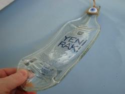 EZİLMİŞ FORMUNDA CAM ŞİŞE ( YENİ RAKI / Bozcaada ) - KOLEKSİYONLUK NADİR DEKORATİF OBJE